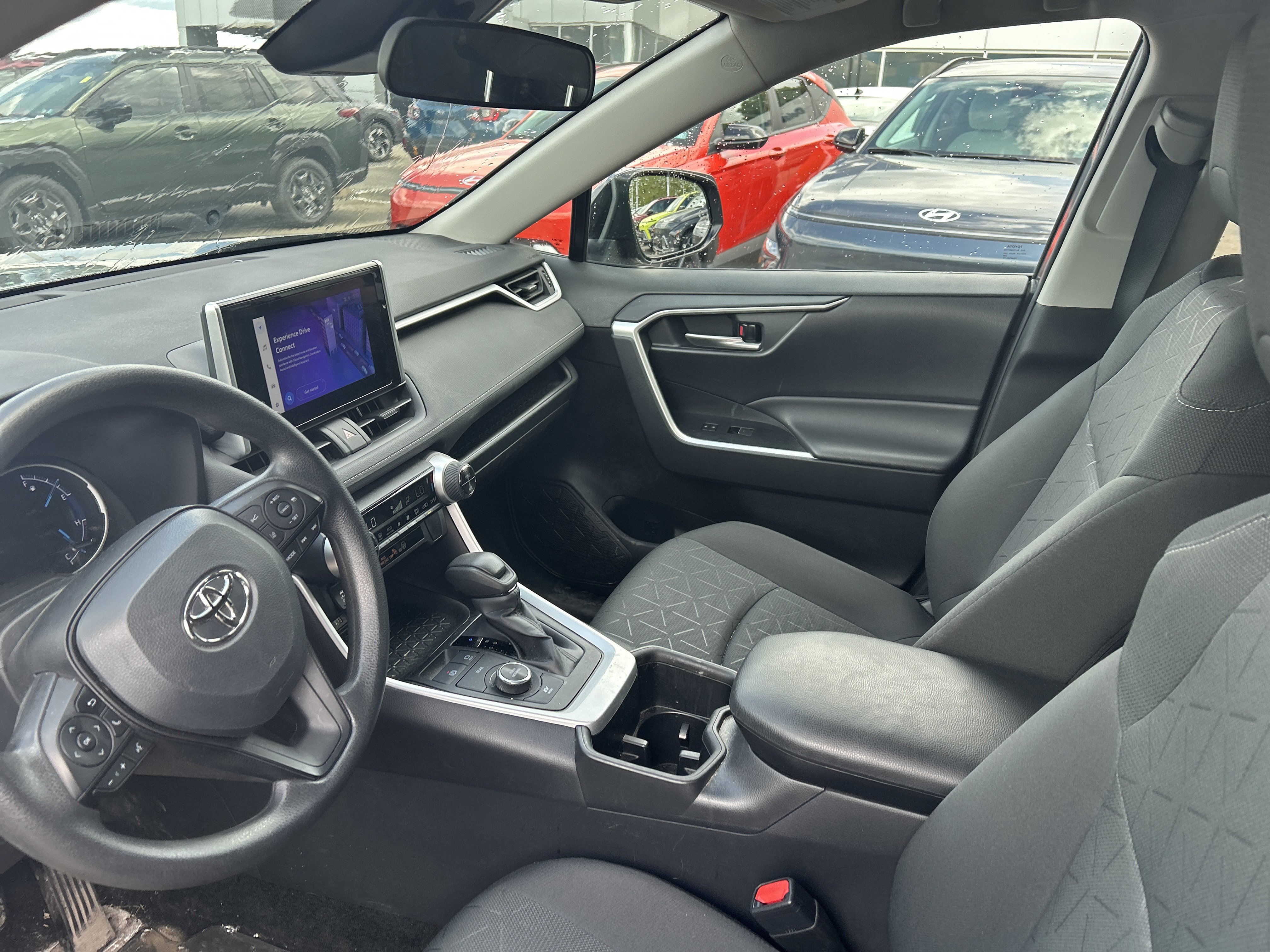 2024 Toyota RAV4 XLE - Photo 12