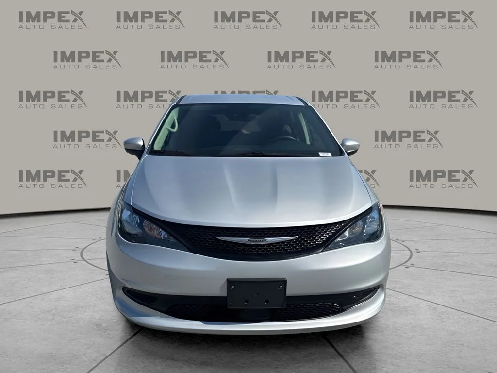 Used 2023 Silver Chrysler LX image 8
