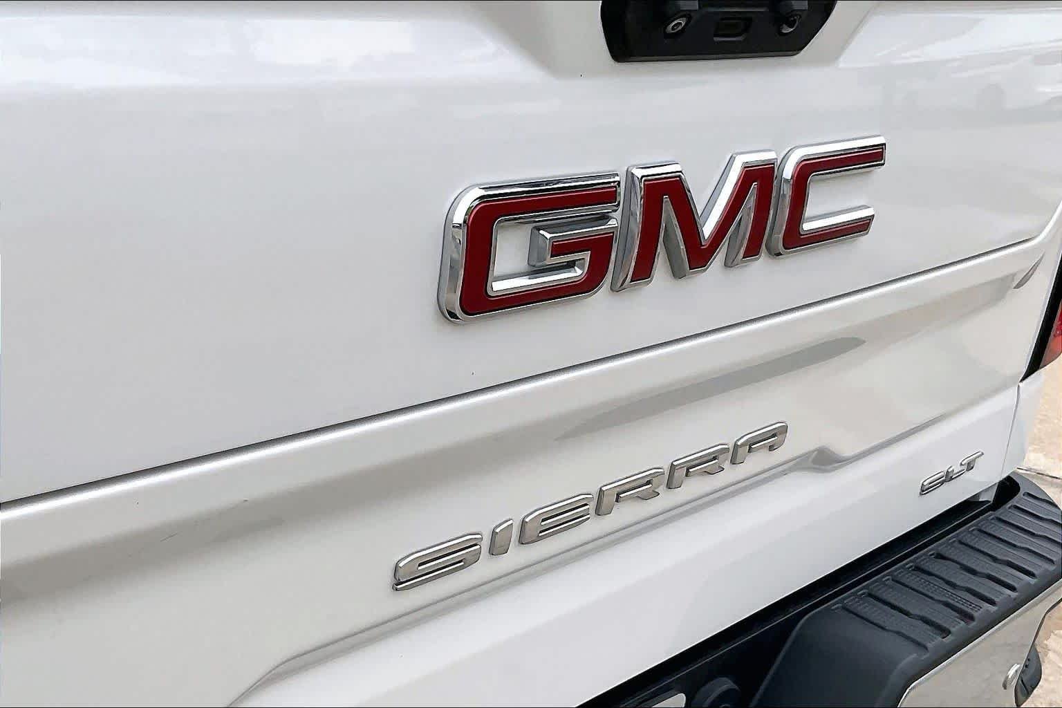 Used 2022 White Frost Tricoat GMC SLT image 30