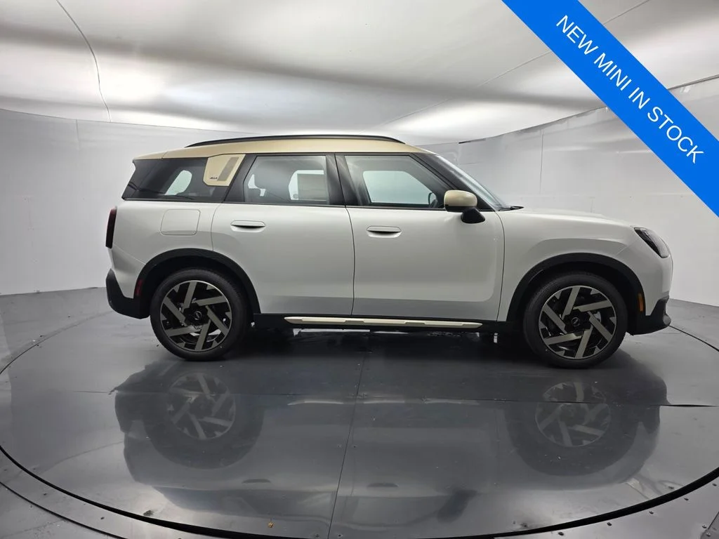 New 2027 White MINI Signature Plus image 3