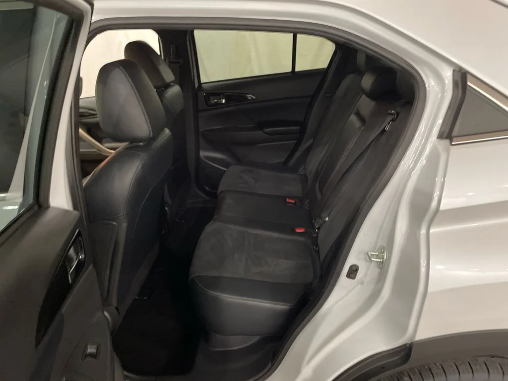 Used 2024 White Diamond Mitsubishi SE image 29