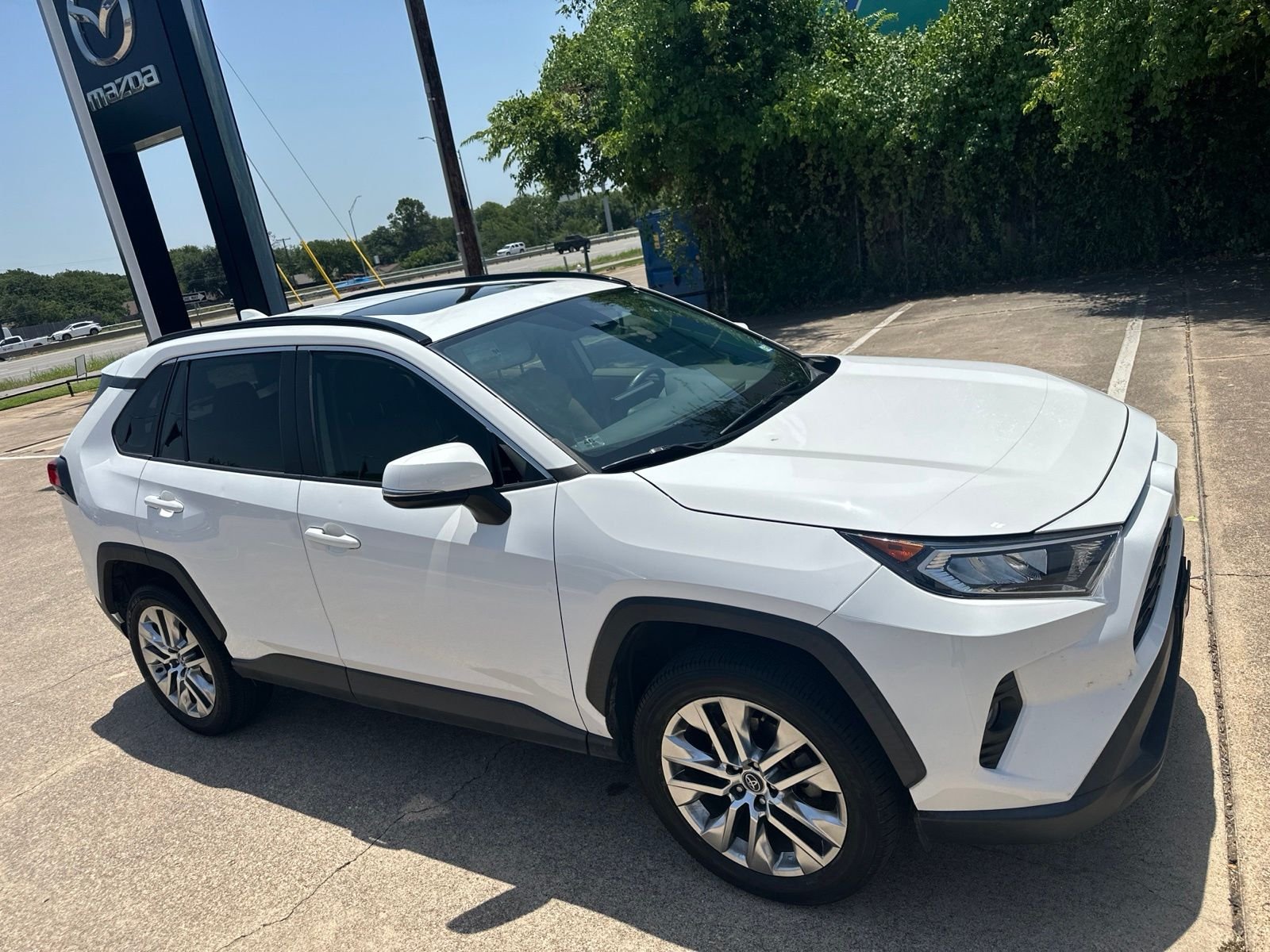 Used 2020 Super White Toyota XLE Premium image 4