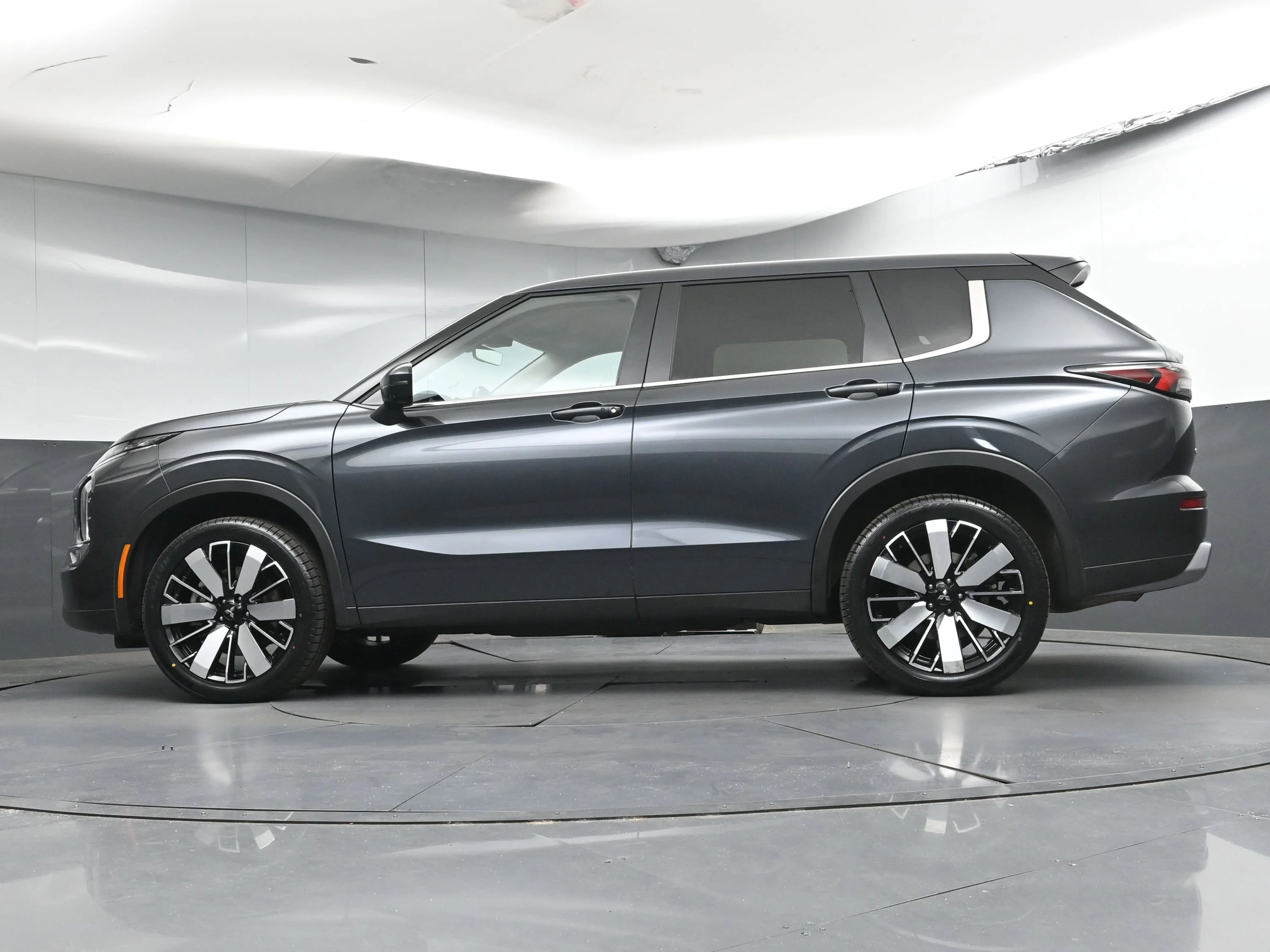 Used 2025  Mitsubishi  image 32