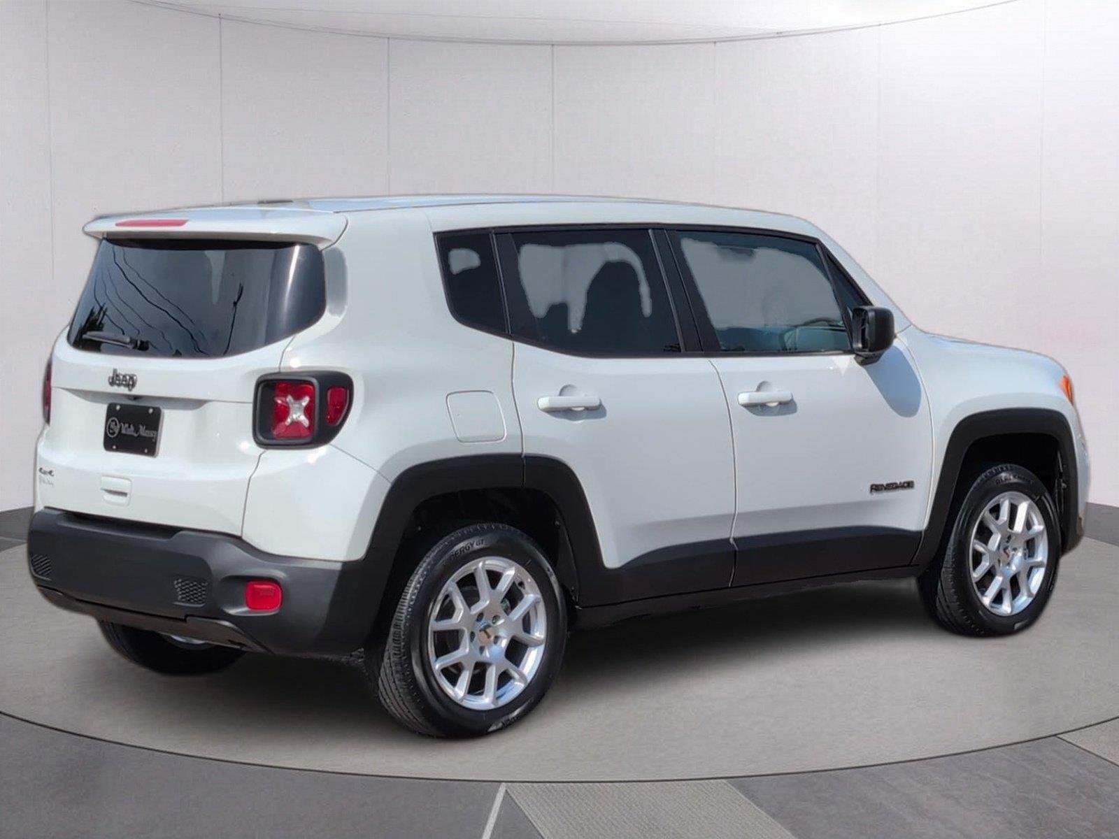 Used 2023 Alpine White Clearcoat Jeep Latitude image 6