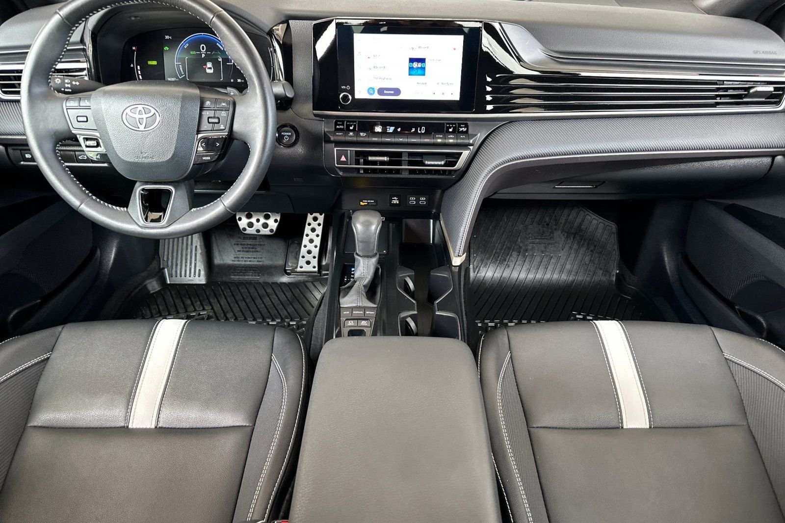 Used 2025  Toyota SE image 13