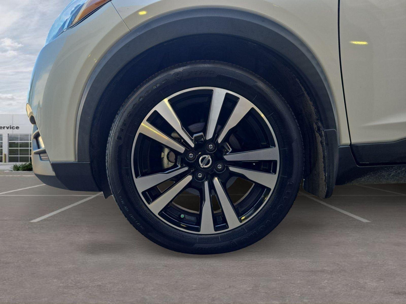Used 2019 Aspen White Nissan SR image 10
