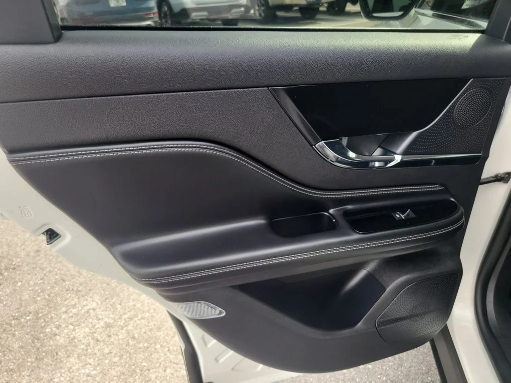 Certified Used 2023 White Lincoln Standard image 9