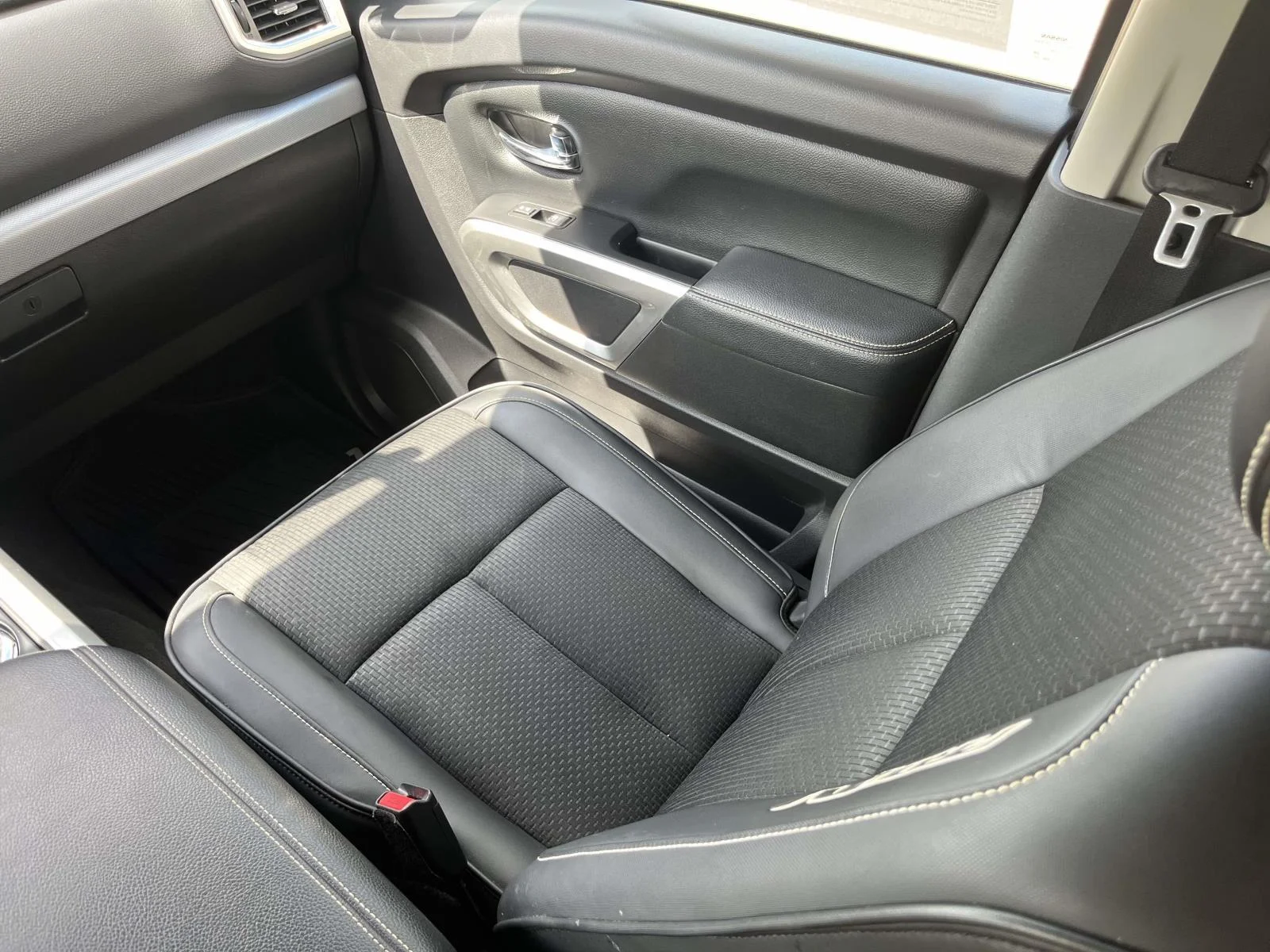 Used 2018 Magnetic Black Nissan 4x4 Crew Cab PRO-4X image 18