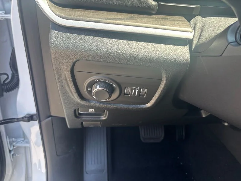 New 2026 Bright White Clear-Coat Exterior Paint Jeep Altitude image 29
