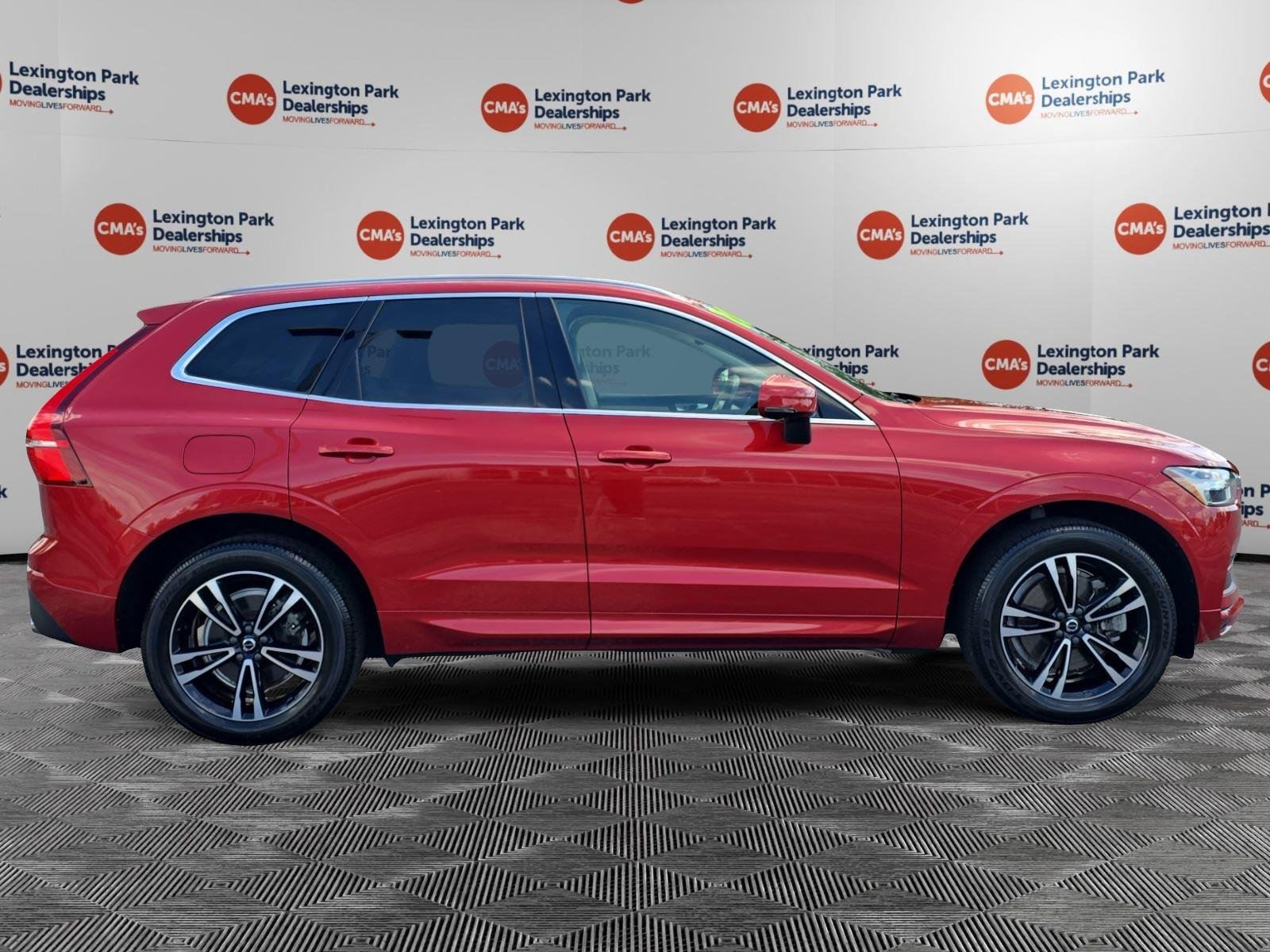 Used 2020 Fusion Red Metallic Volvo Momentum image 8