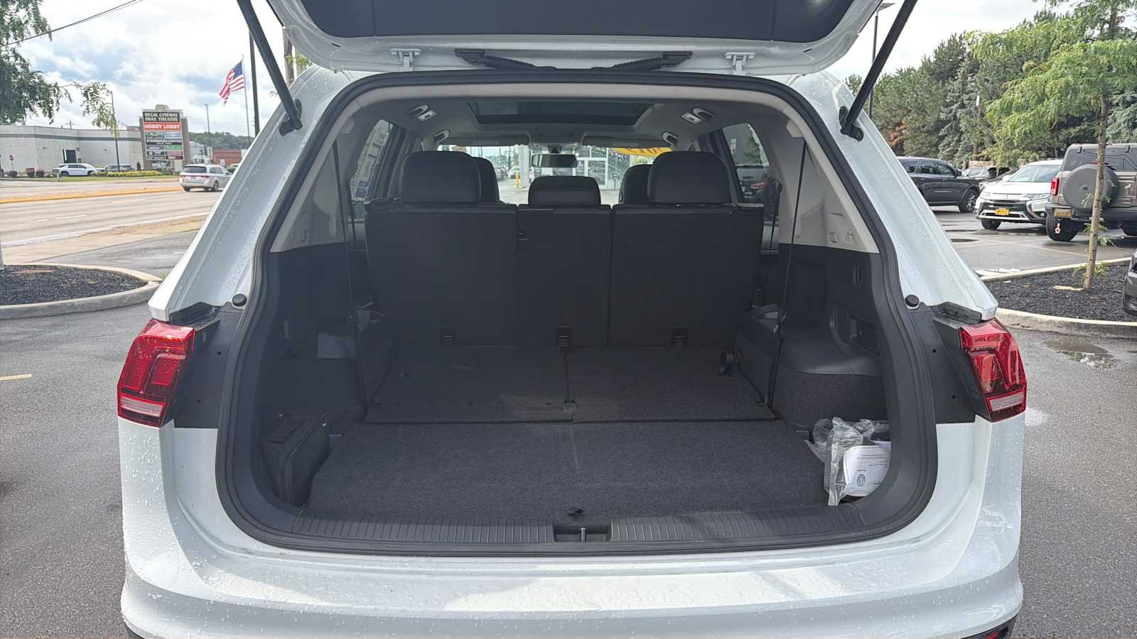 Used 2019 Pure White Volkswagen SE image 10