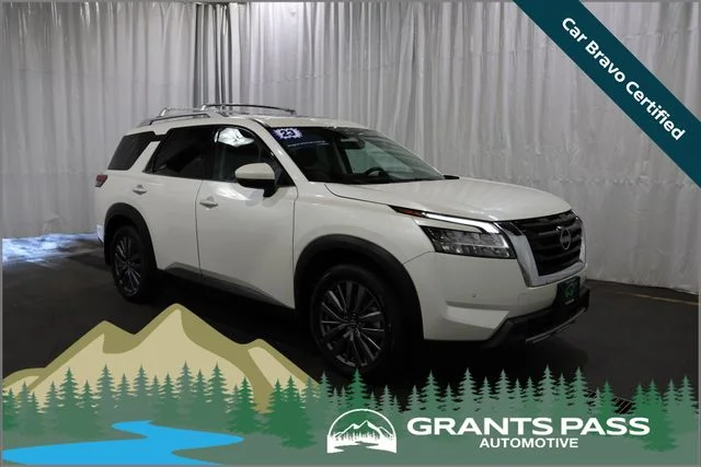 2023 Nissan Pathfinder SL 4WD's photo