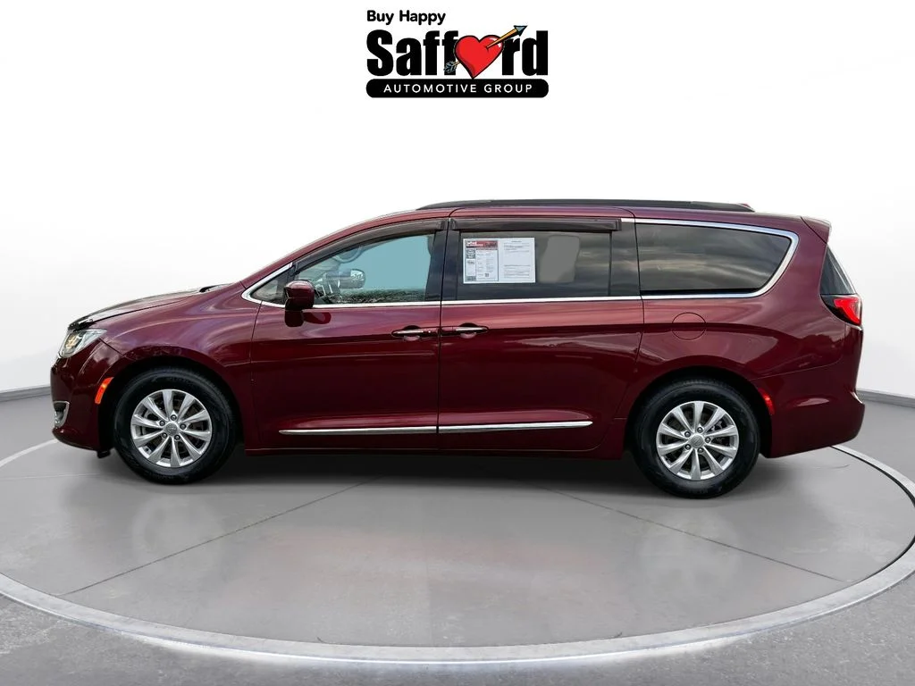 Used 2017 Red Chrysler Touring L image 4