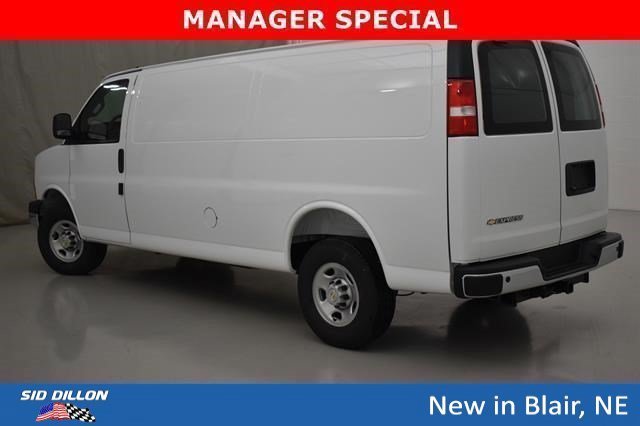New 2025 Summit White Chevrolet WT image 11