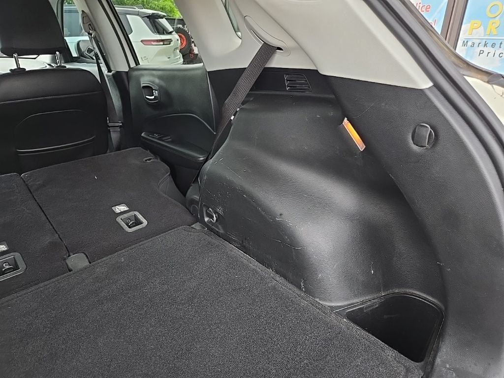 Used 2018 White Jeep Latitude image 86