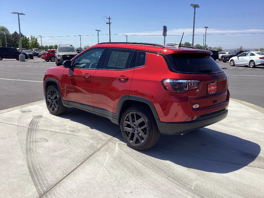 Used 2026 Red Hot Pearlcoat Jeep Latitude Altitude image 5