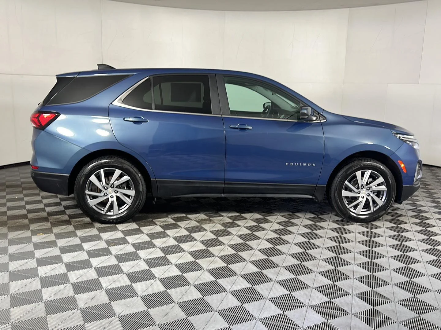 Used 2024 Lakeshore Blue Metallic Chevrolet LT image 4