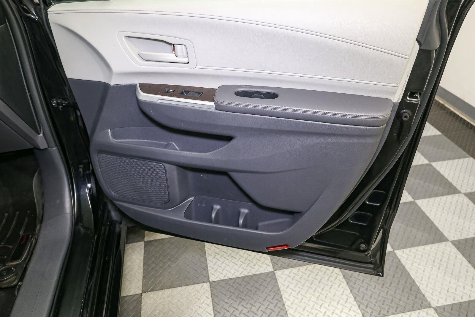 Used 2022 Midnight Black Metallic Toyota LE 8-Passenger image 18