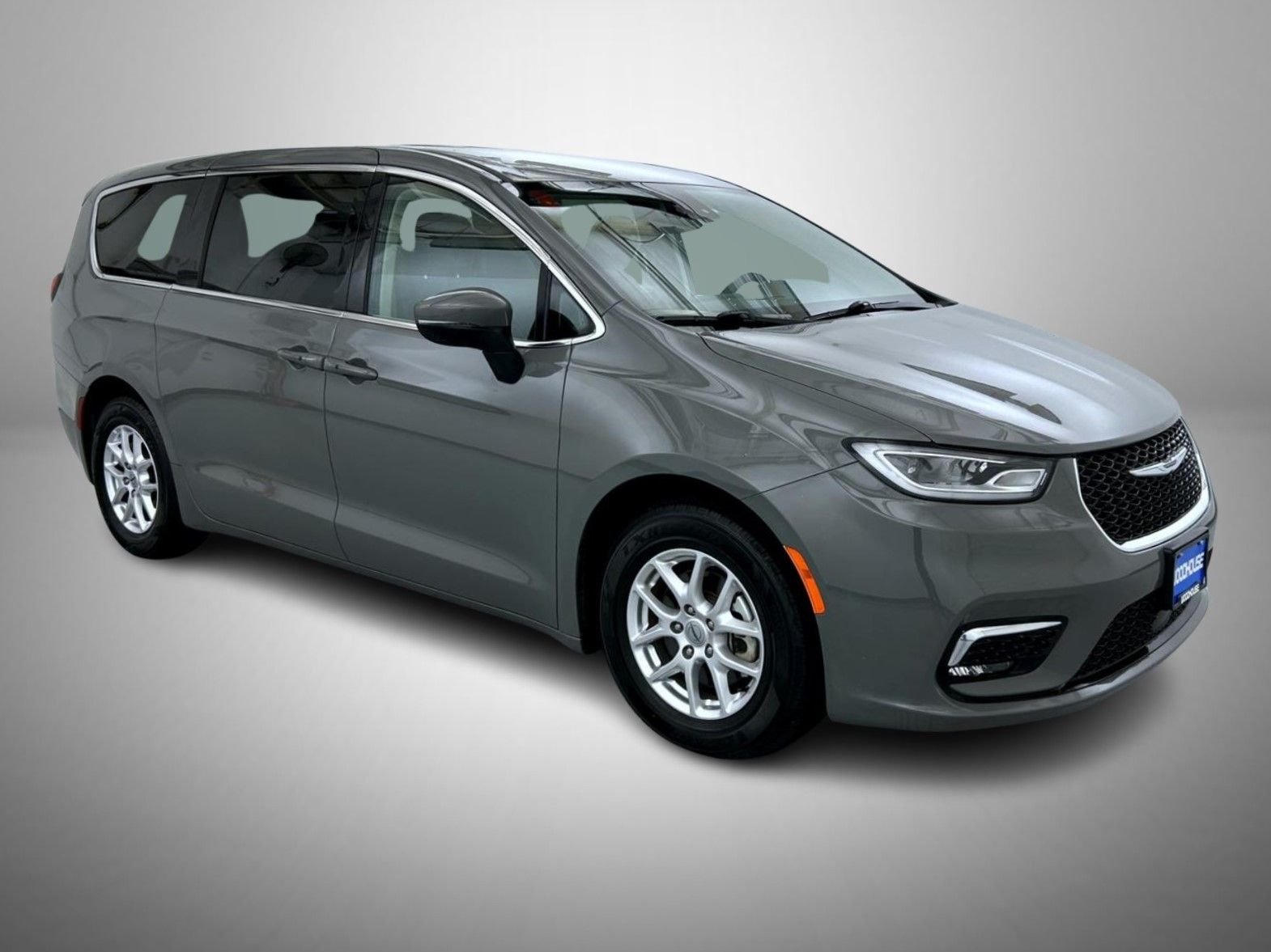 Used 2023 White Chrysler Touring L image 3