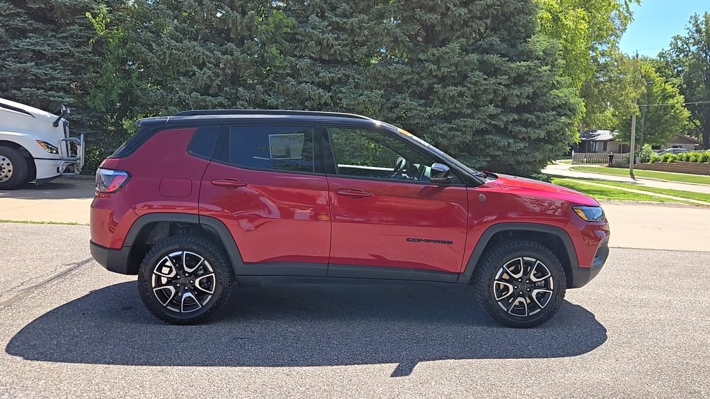 Used 2025 Red Hot Pearlcoat Jeep Trailhawk image 38