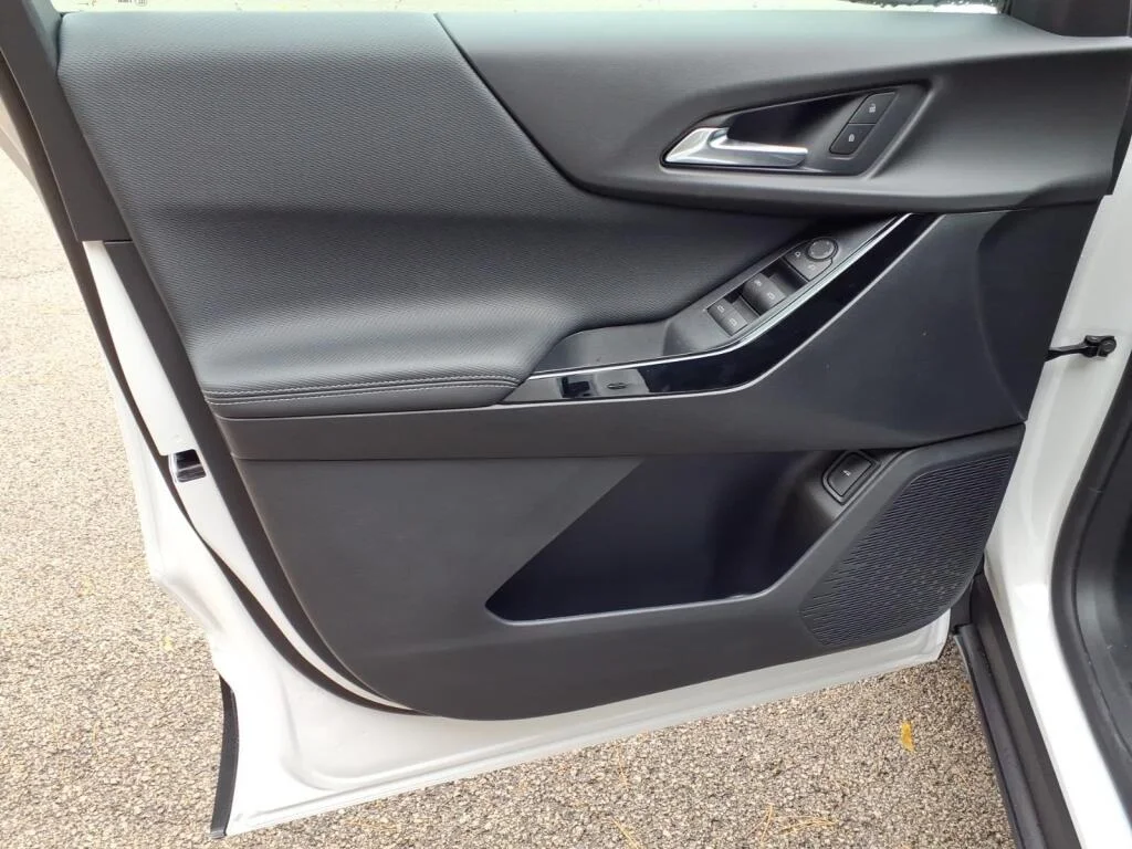 New 2027 Summit White Chevrolet FWD LT image 7