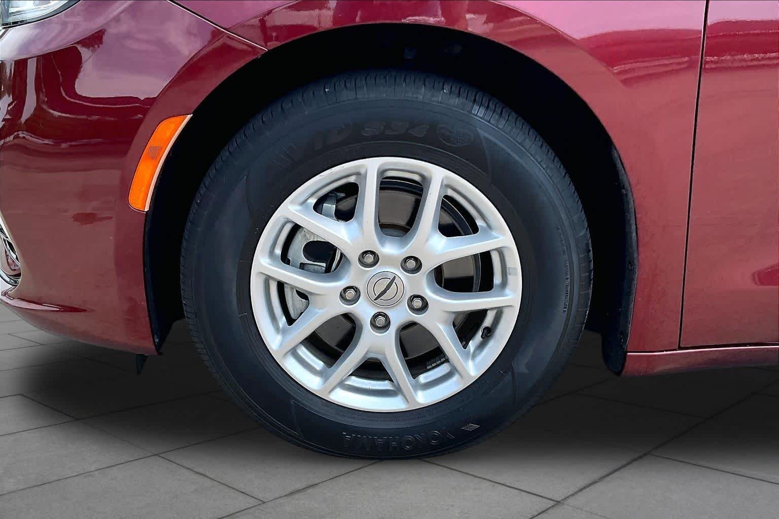 Used 2022 Velvet Red Pearlcoat Chrysler Touring L image 11