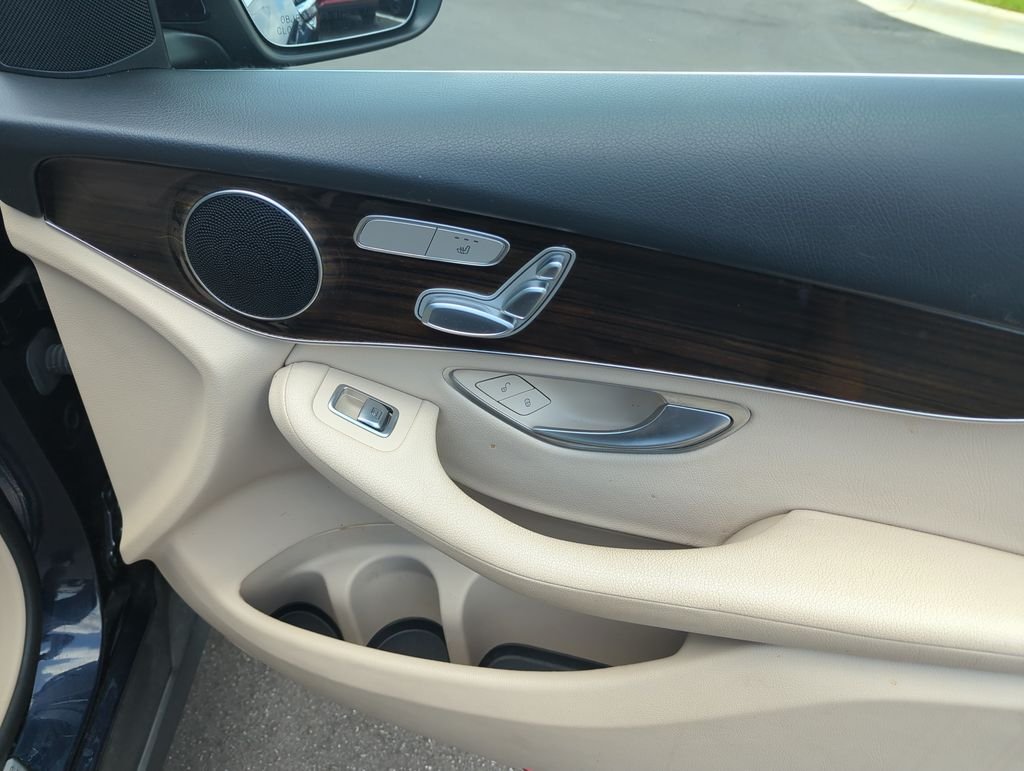 Used 2022  Mercedes-Benz GLC 300 image 36