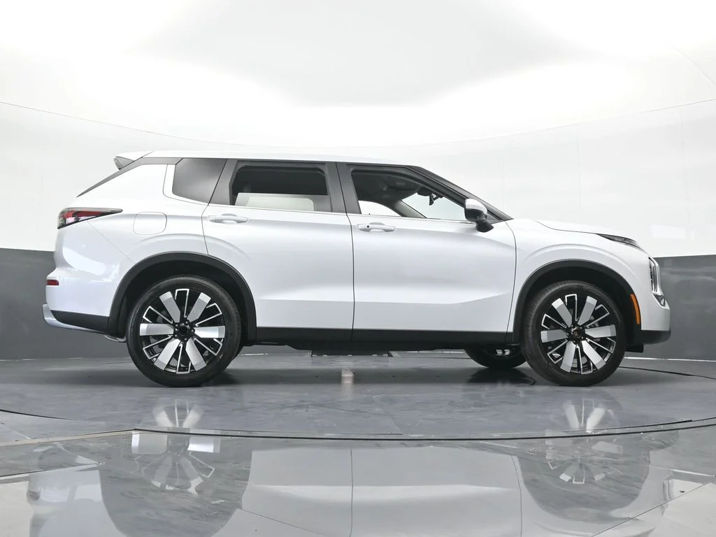 New 2026 Diamond White Mitsubishi SE image 70
