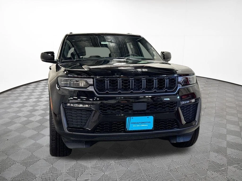 New 2026 Diamond Black Crystal Pearl-Coat Exterior Paint Jeep Limited image 3