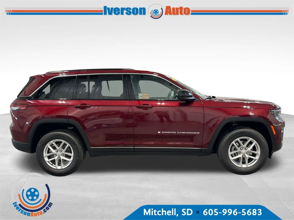New 2026 Velvet Red Pearl-Coat Exterior Paint Jeep Laredo X image 9