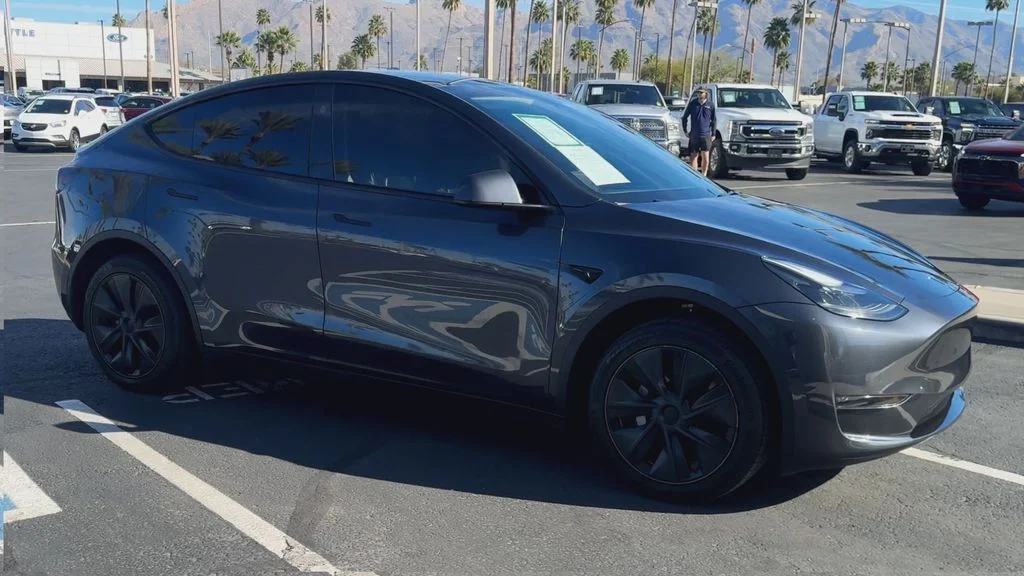 Used 2024  Tesla Long Range image 4