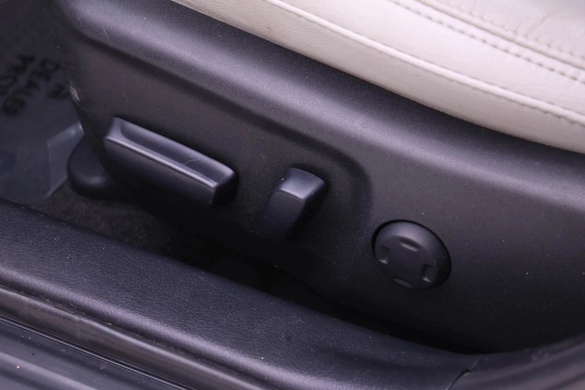 Used 2014 Classic Silver Metallic Toyota XLE image 16