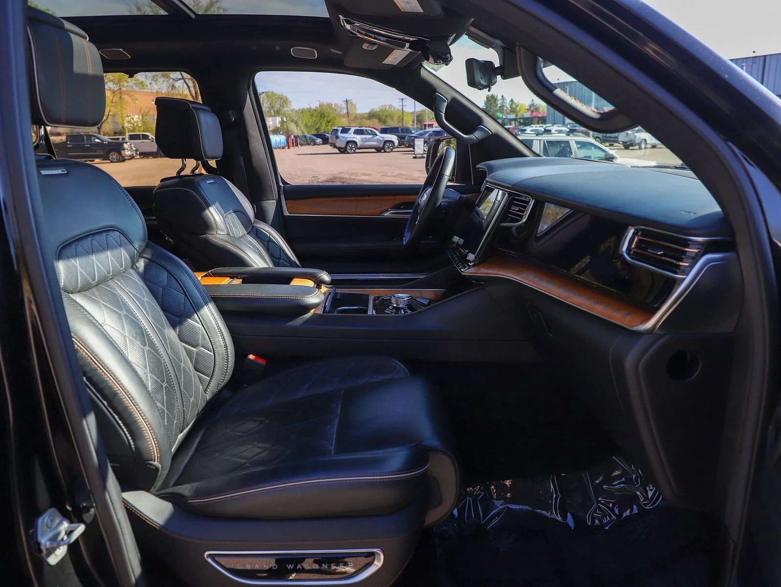 Used 2022 Diamond Black Crystal Pearlcoat Jeep Series III image 11