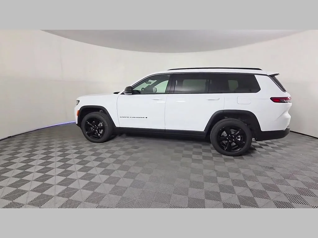 New 2026 Bright White Clear-Coat Exterior Paint Jeep Limited image 32