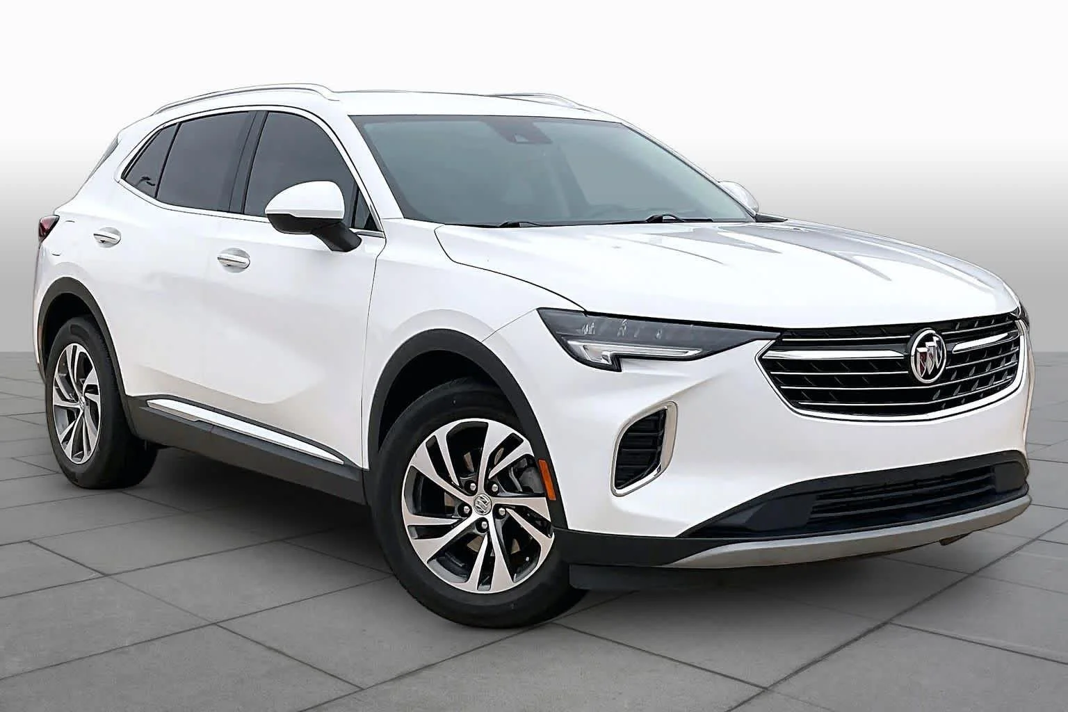 Used 2023 Summit White Buick Essence image 2