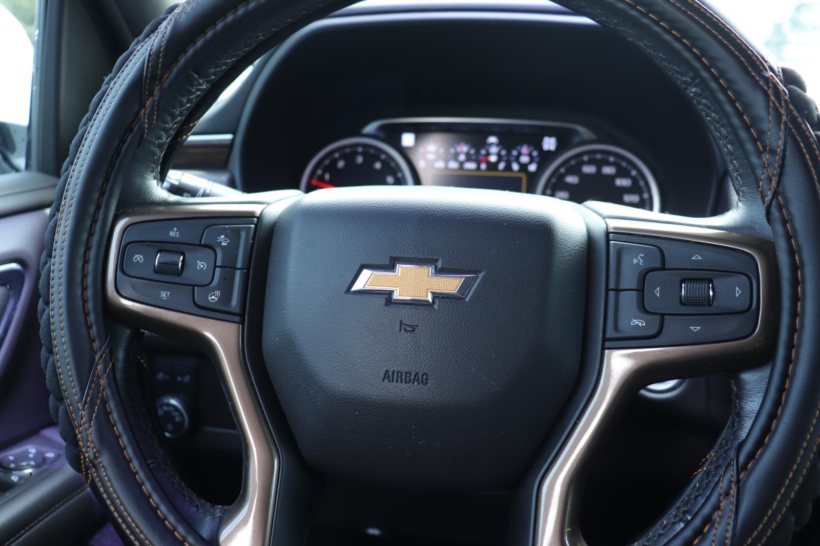 Used 2021 Iridescent Pearl Tricoat Chevrolet High Country image 31
