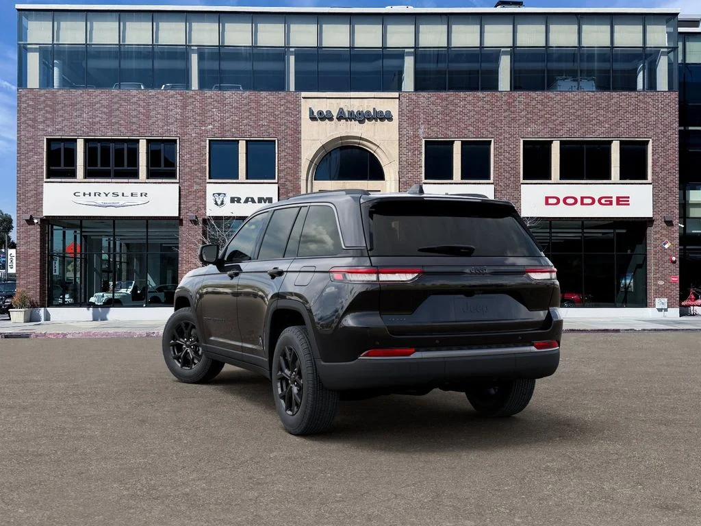 New 2026 Diamond Black Crystal Pearl-Coat Exterior Paint Jeep Altitude image 3
