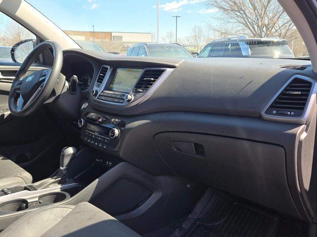 Used 2017 Black Hyundai SE Plus image 7