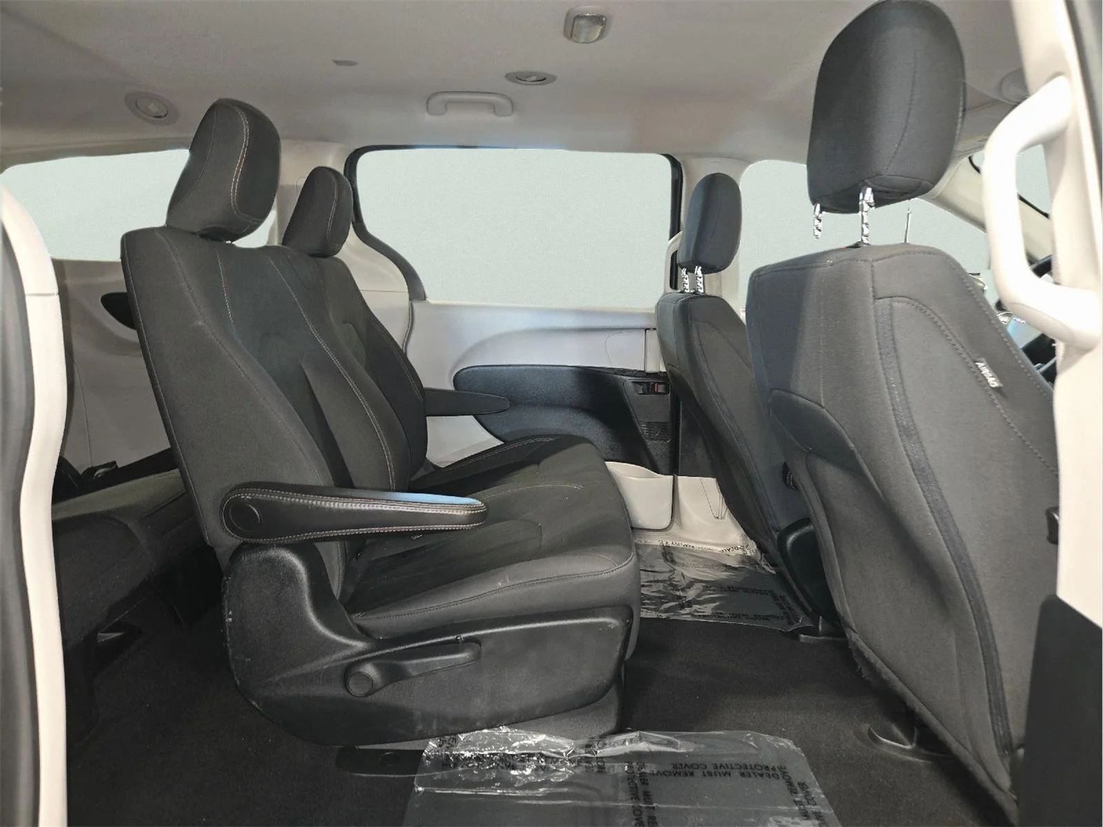Used 2019 Granite Crystal Metallic Clearcoat Chrysler L image 36