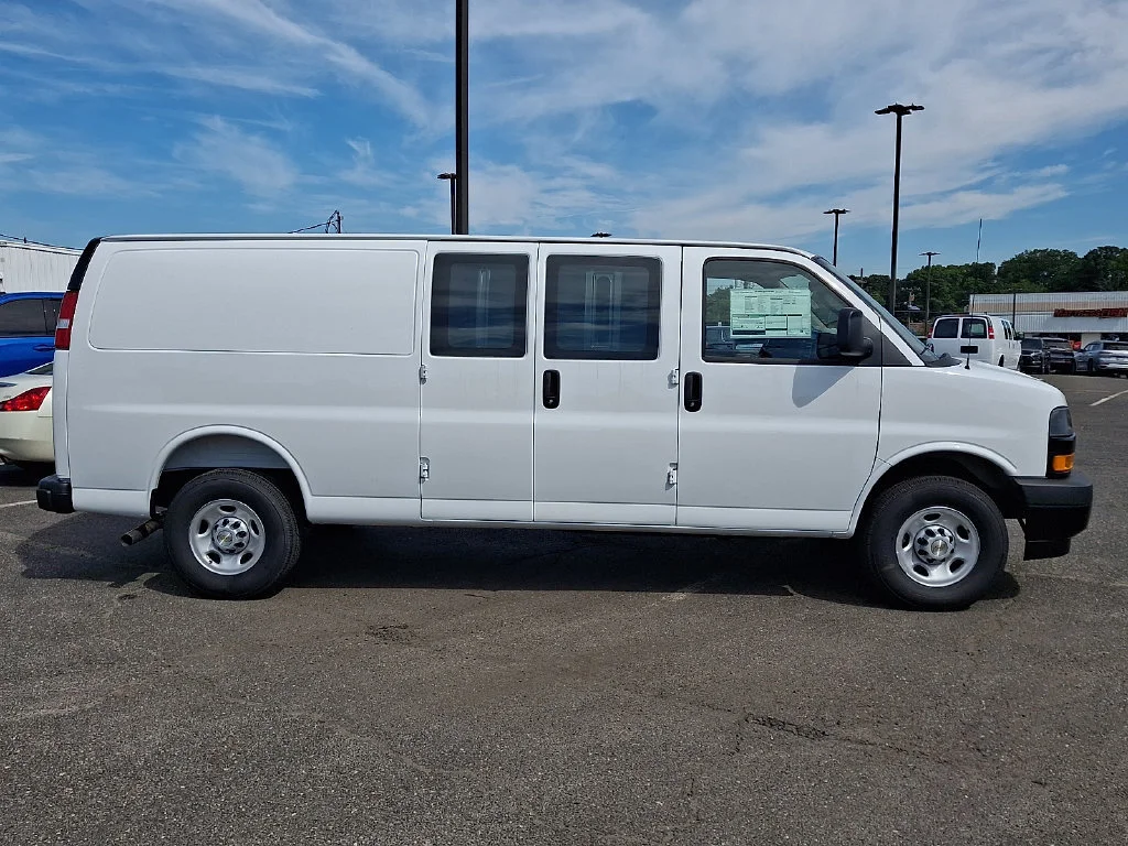New 2026 Summit White Chevrolet WT image 9