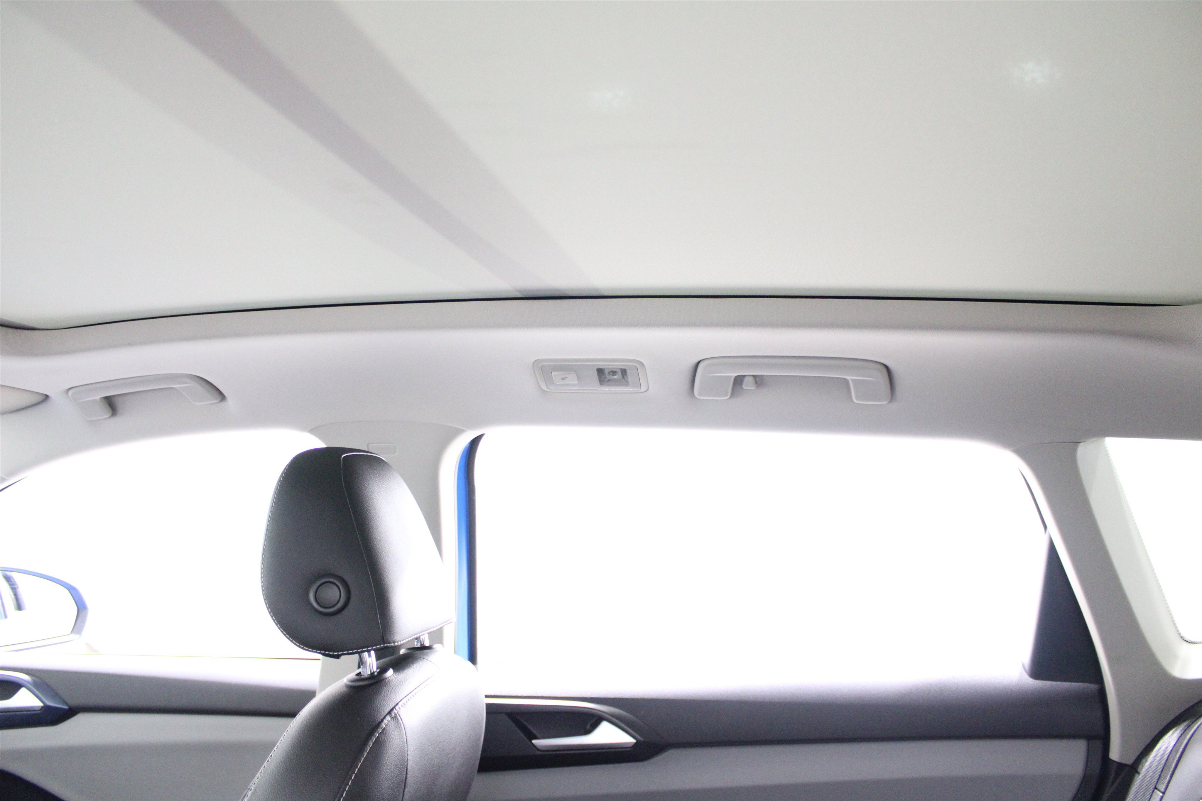 Used 2022 Blue Volkswagen SE image 19