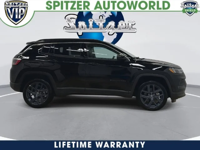 New 2026 Diamond Black Crystal Pearl-Coat Exterior Paint Jeep Latitude image 4