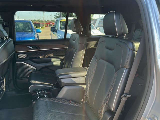 Used 2025  Jeep Summit image 33