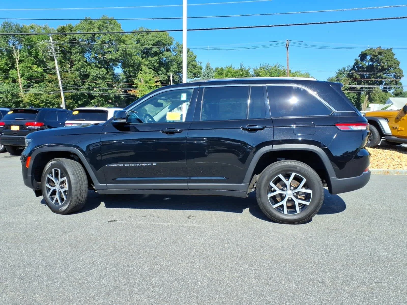 Certified Used 2023 Diamond Black Crystal Pearlcoat Jeep Limited image 12