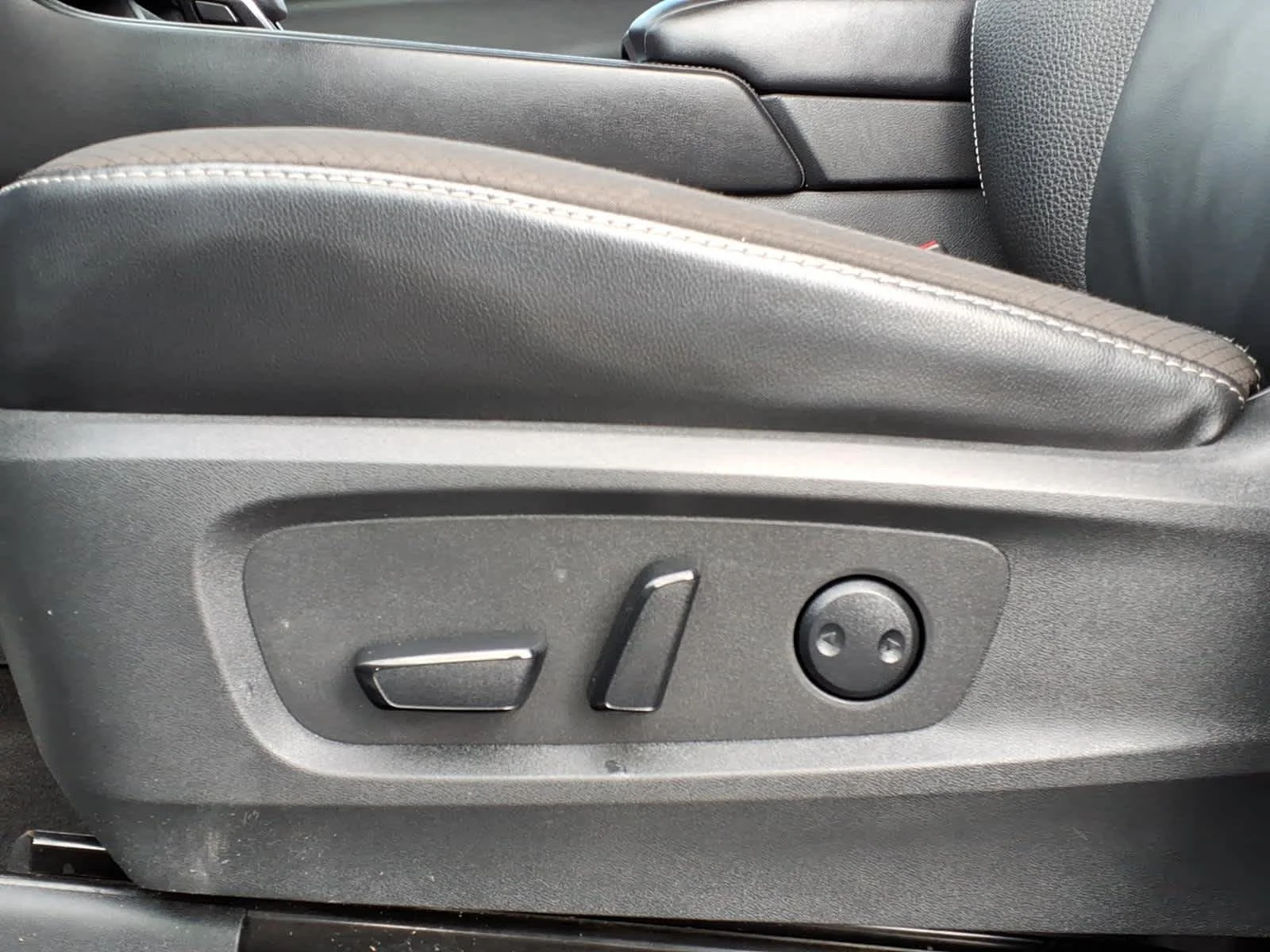Certified Used 2023 Solid Gray/Super Black Nissan SL image 12
