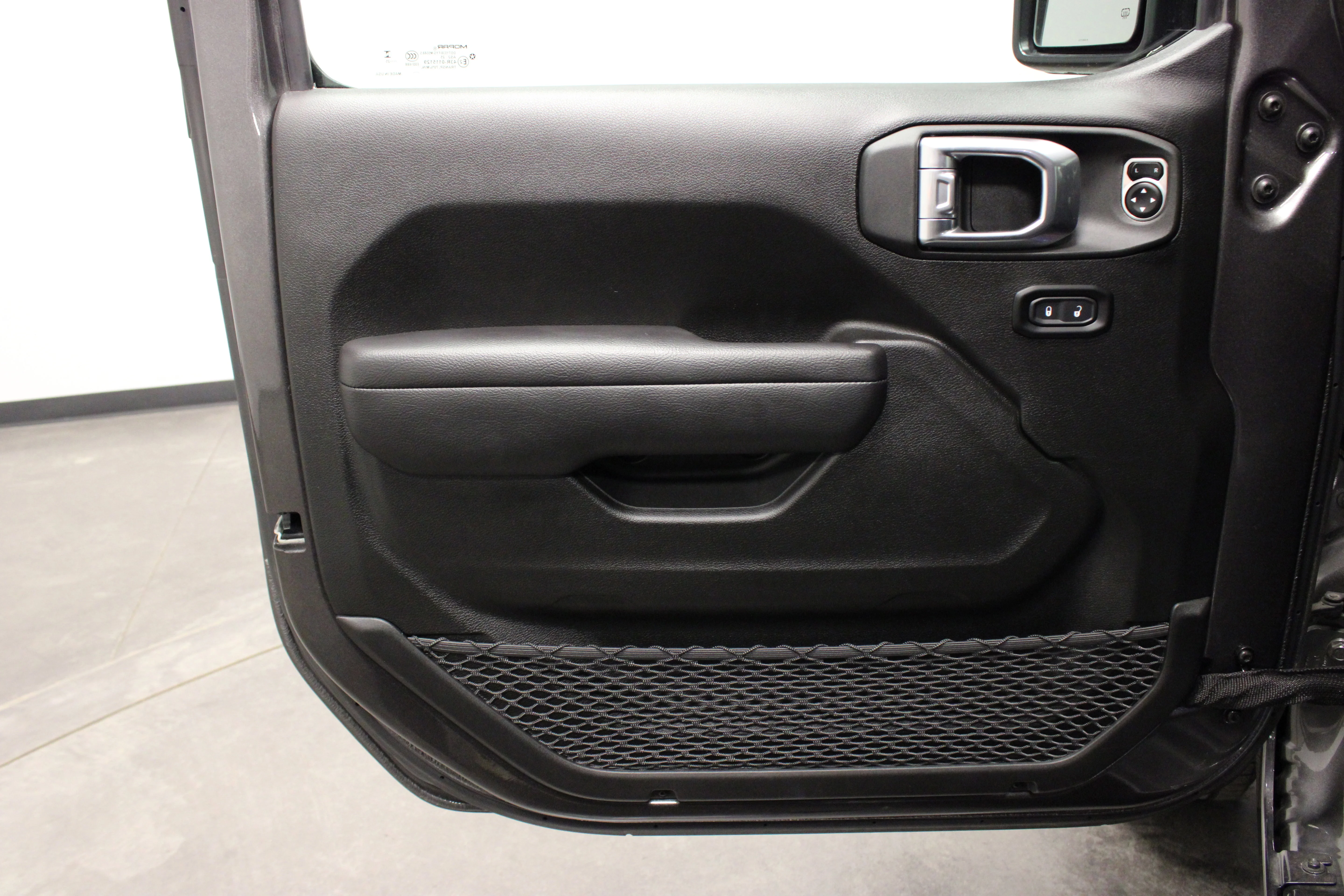 Used 2025 Granite Crystal Metallic Clearcoat Jeep Sport S image 17