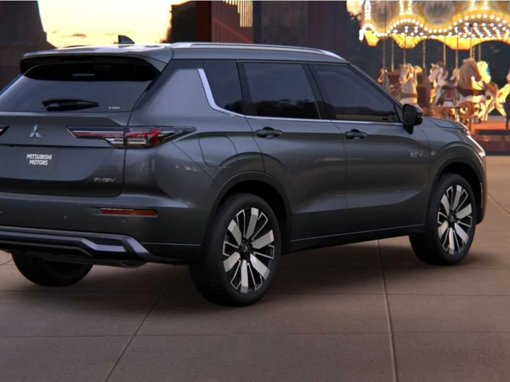 New 2026 Graphite Gray Mitsubishi SEL image 3