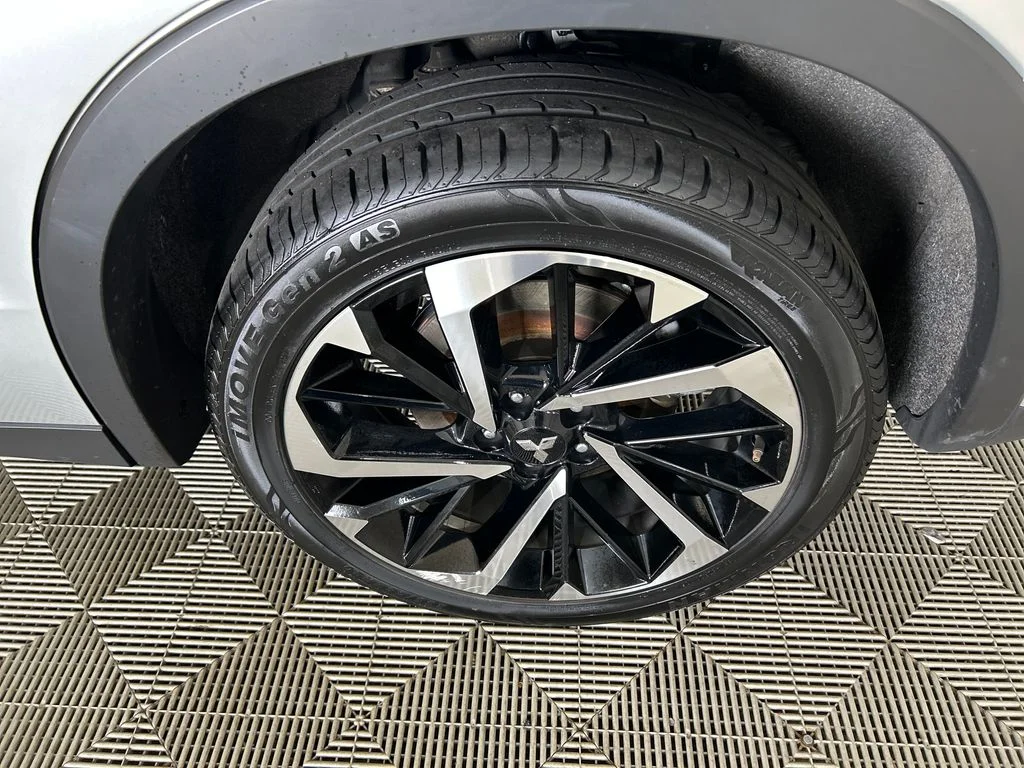 Used 2024 Silver Mitsubishi SE image 9