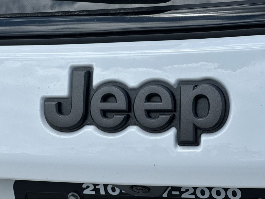 New 2026 Bright White Clear-Coat Exterior Paint Jeep Latitude image 35
