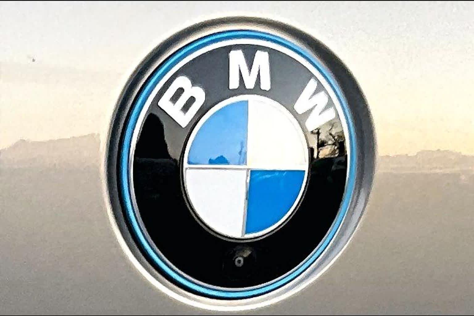 Used 2025 Oxide Grey Metallic BMW xDrive60 image 9